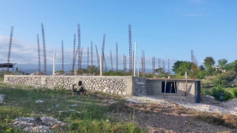 The house is on top of a hill with views of the mountains all around!